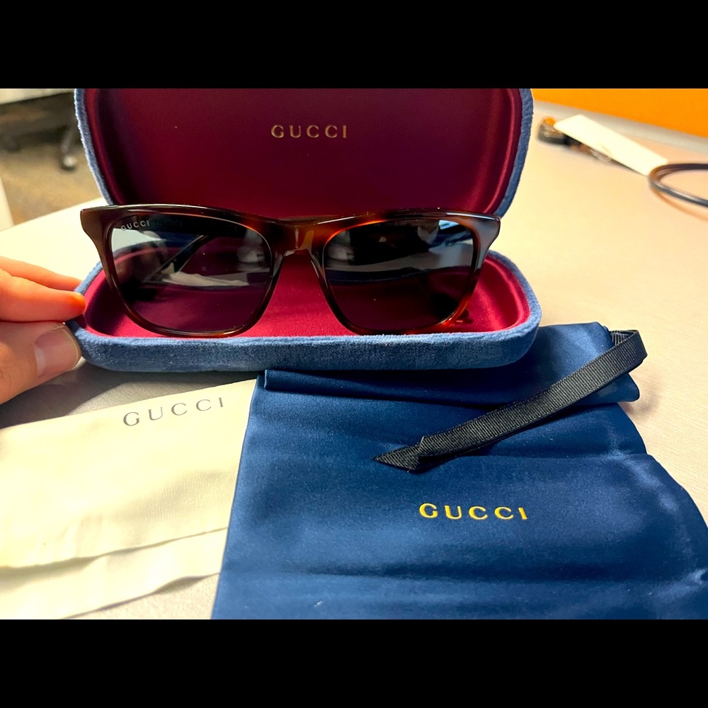 Like new! Gucci polarized sunglasses. Brown with signature Gucci stripe & logo.